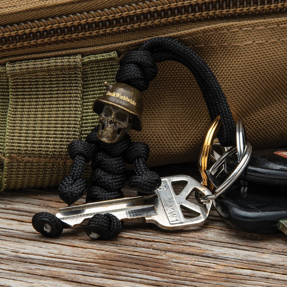 Close up image of the Skull Trooper Pendant Keychain. image number 1